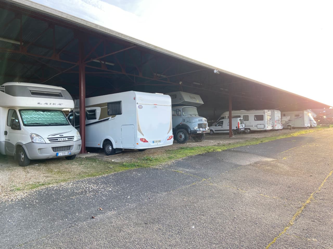 hangar-camping-car-77-gauche